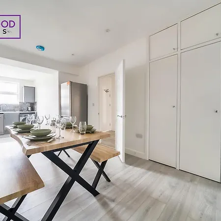 Brand New, 2 Bed 1 Bath, Modern Town Center Apartment, Free Wifi & Netflix By Redwood Stays Aldershot Exterior photo