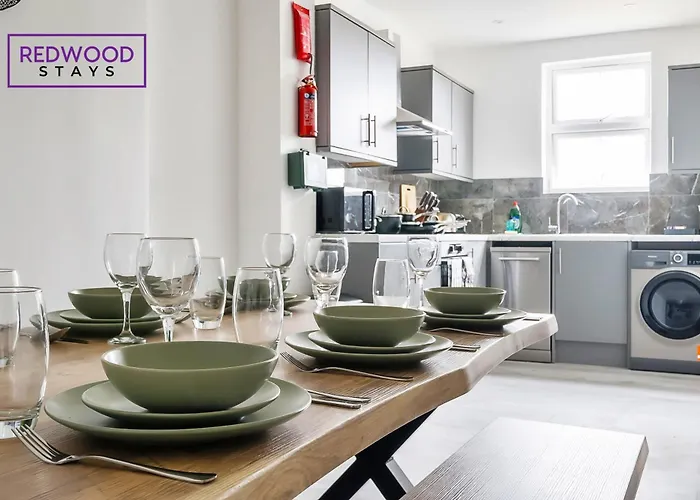Brand New, 2 Bed 1 Bath, Modern Town Center Apartment, Free Wifi & Netflix By Redwood Stays
