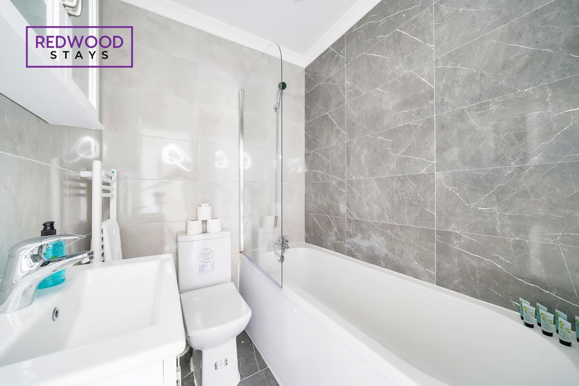 Brand New, 2 Bed 1 Bath, Modern Town Center Apartment, Free Wifi & Netflix By Redwood Aldershot