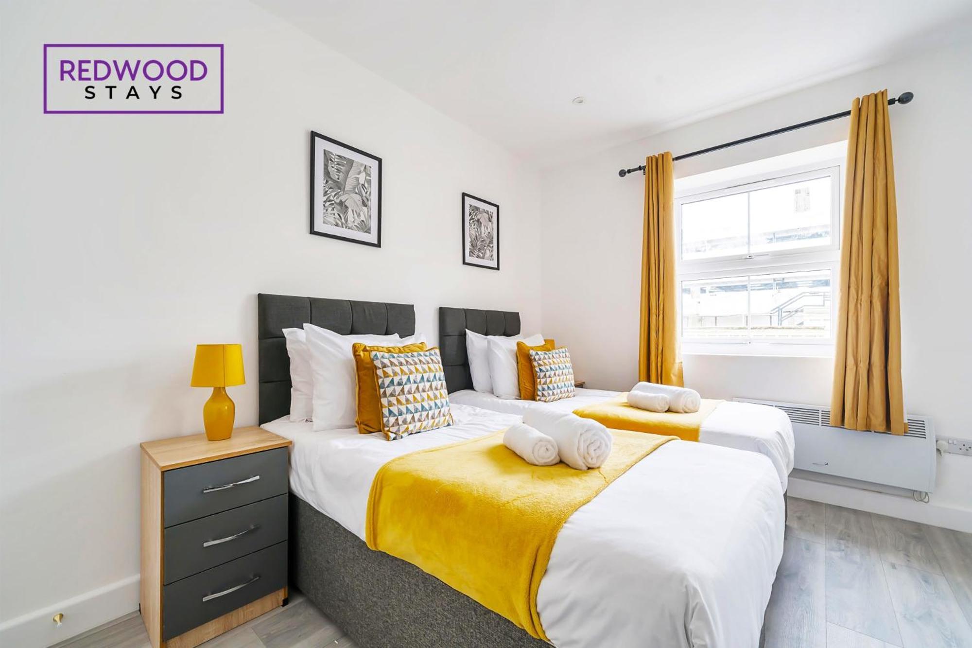 Brand New, 2 Bed 1 Bath, Modern Town Center Apartment, Free Wifi & Netflix By Redwood *