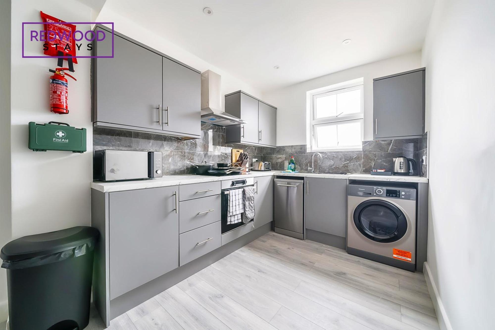 Brand New, 2 Bed 1 Bath, Modern Town Center Apartment, Free Wifi & Netflix By Redwood Apartment