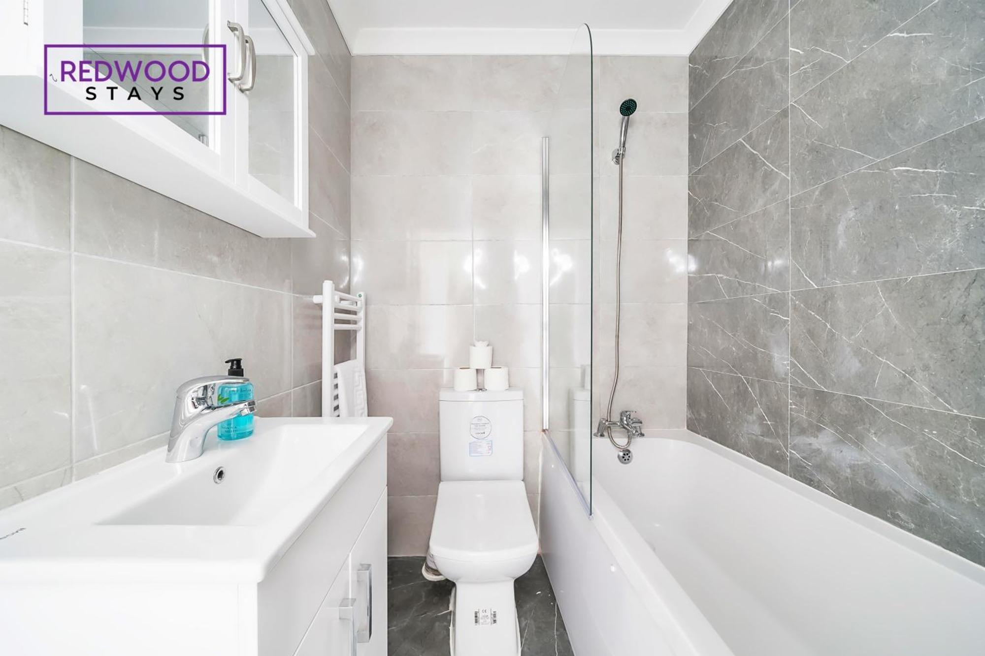 Brand New, 2 Bed 1 Bath, Modern Town Center Apartment, Free Wifi & Netflix By Redwood *