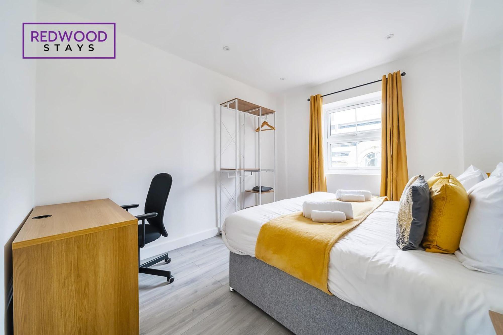 Brand New, 2 Bed 1 Bath, Modern Town Center Apartment, Free Wifi & Netflix By Redwood Apartment